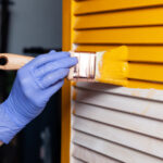 Comment choisir entre lasure et peinture pour ses volets ?