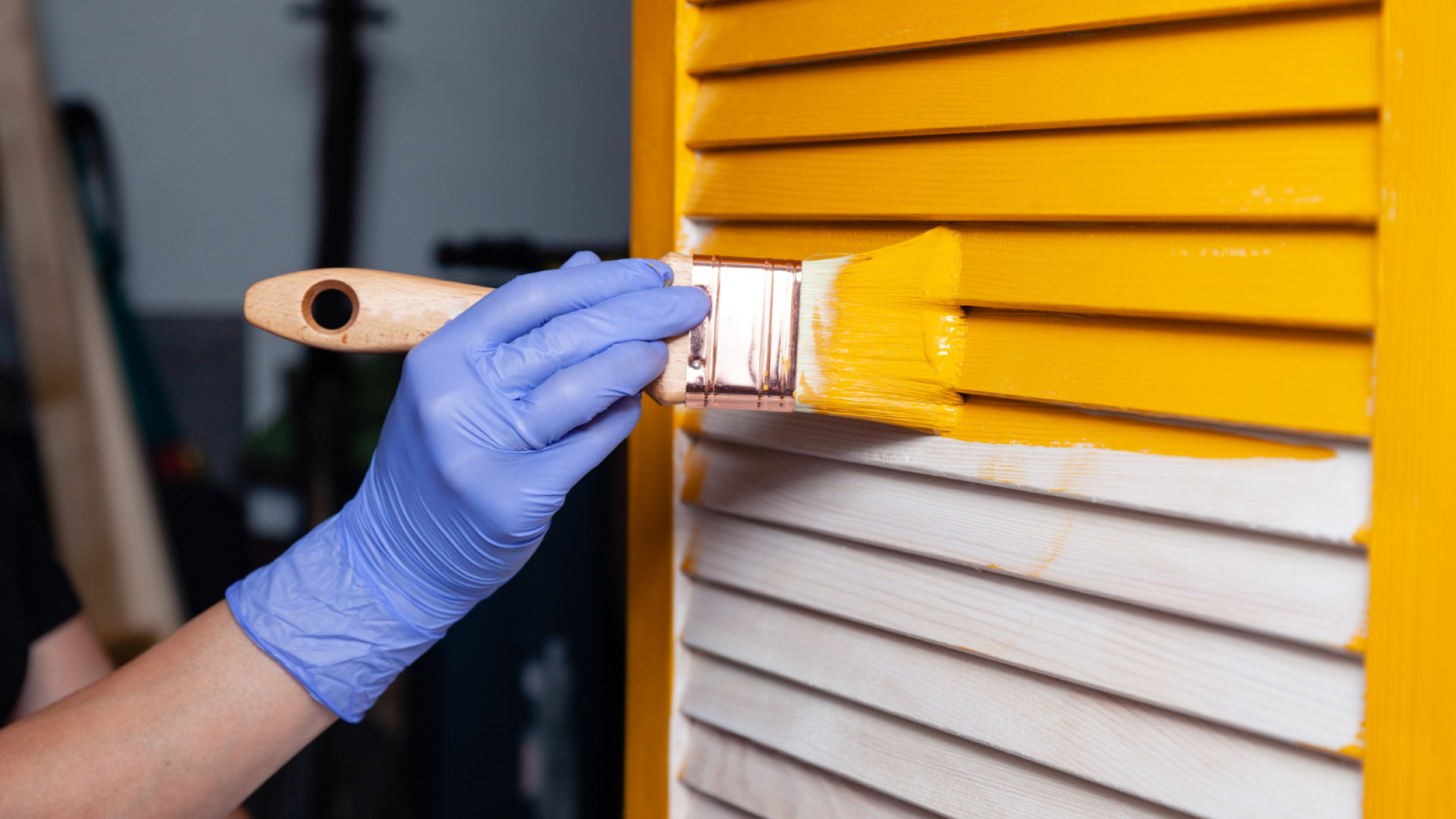 Comment choisir entre lasure et peinture pour ses volets ?