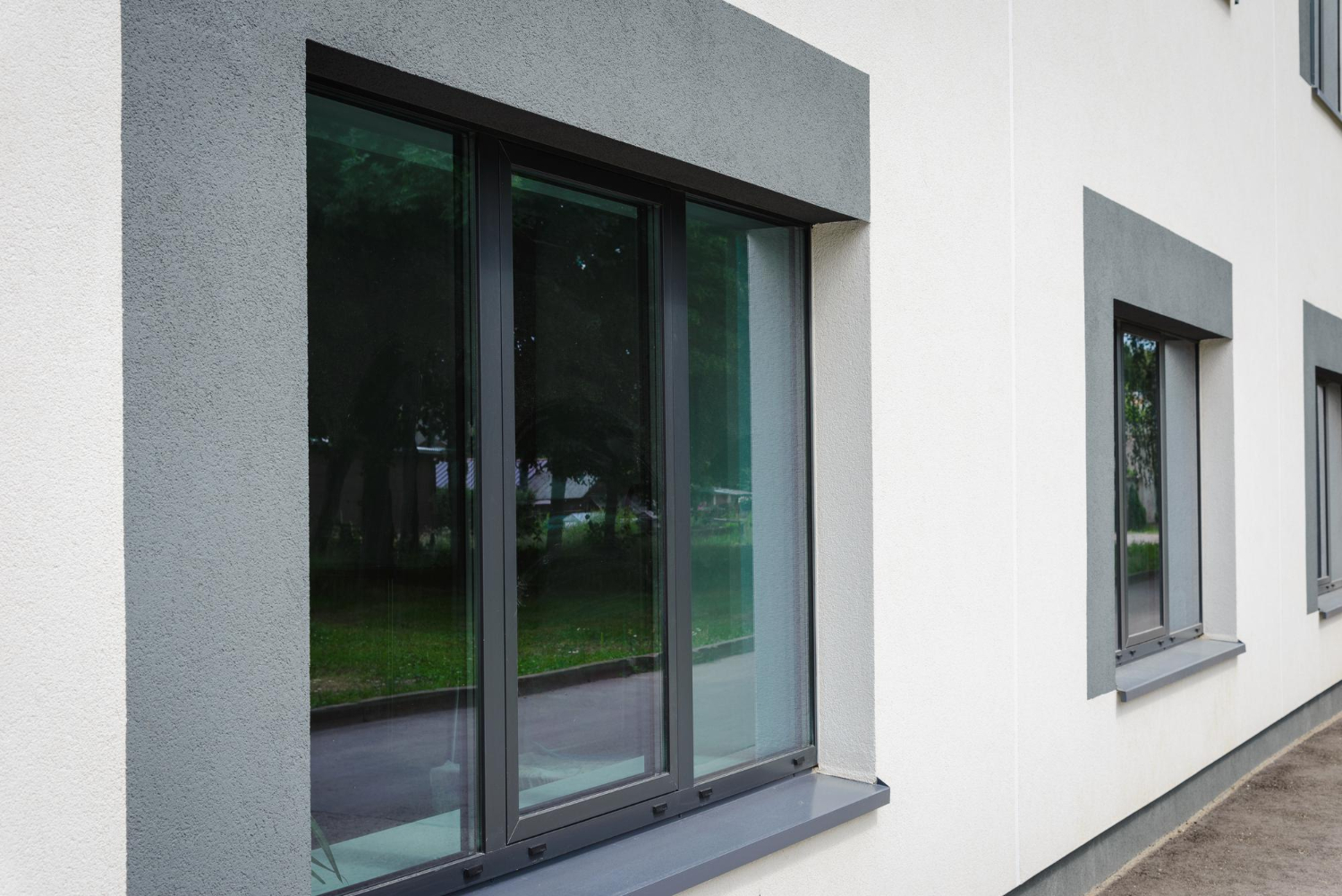 Des fenetres modernes conçues en aluminium sont installées dans une maison. 