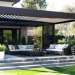 Pergola bioclimatique : pourquoi choisir des lames rétractables ?